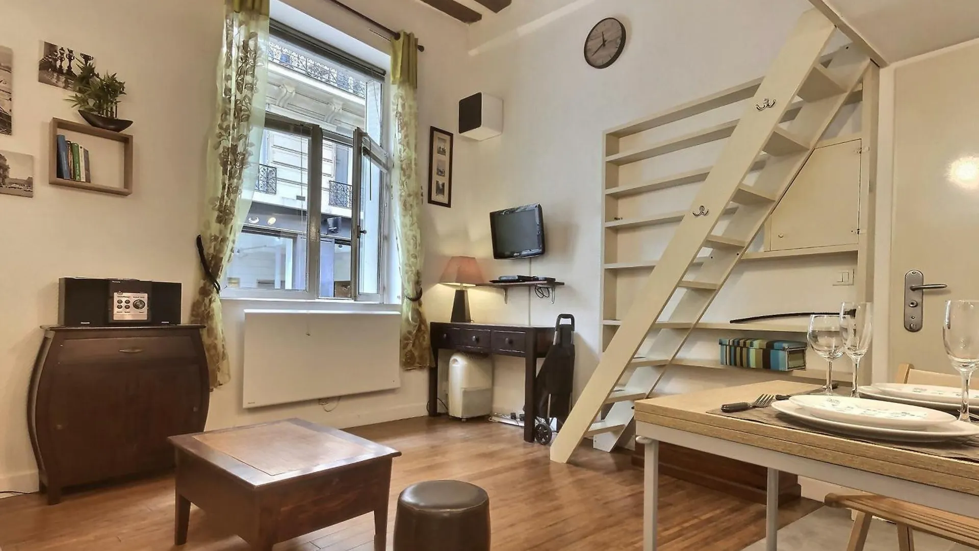 Le Saint Claude Daire Paris Fransa